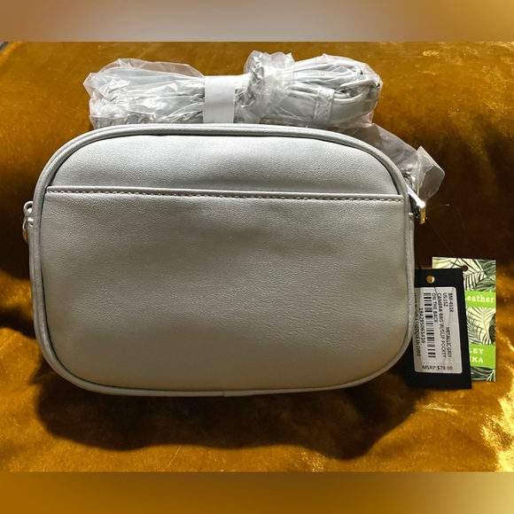 Badgley Mischka Silver Quilted Crossbody Camera Bag NWT - Picture 3 of 8